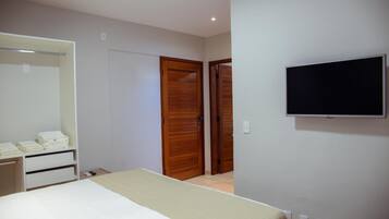 Escrivaninha, cortinas blackout, Wi-Fi de cortesia, roupa de cama