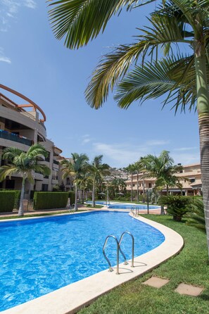 Una piscina cubierta, una piscina al aire libre