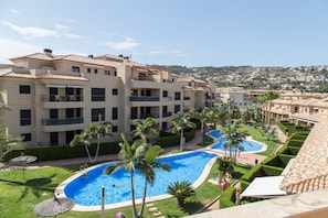 Una piscina cubierta, una piscina al aire libre
