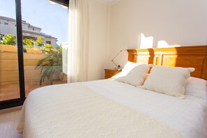 Apartamento, 4 habitaciones, terraza | Escritorio, cortinas opacas, tabla de planchar con plancha