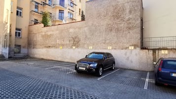 自助停車 (每晚 EUR15)