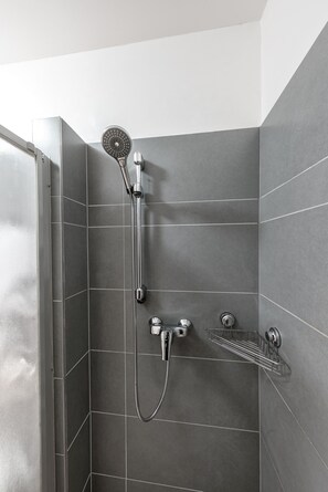Departamento | Baño | Regadera, regadera con hidromasaje, secadora de cabello, toallas 