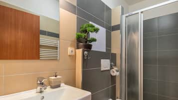 Apartamento | Banheiro | Chuveiro, ducha de hidromassagem, secador de cabelo, toalhas de banho