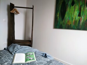 2 soverom, skrivebord, strykejern/-brett og reiseseng for barn