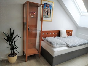 2 bedrooms, desk, iron/ironing board, travel crib