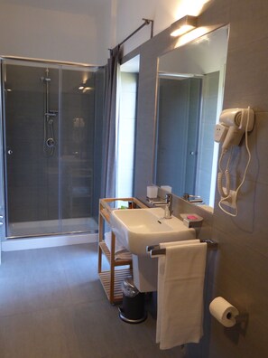 Quarto casal luxo | Banheiro | Chuveiro, chuveiro com efeito de chuva, produtos de toalete grátis 