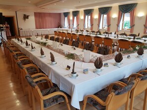 Ze serveren er ontbijt, lunch en diner 
