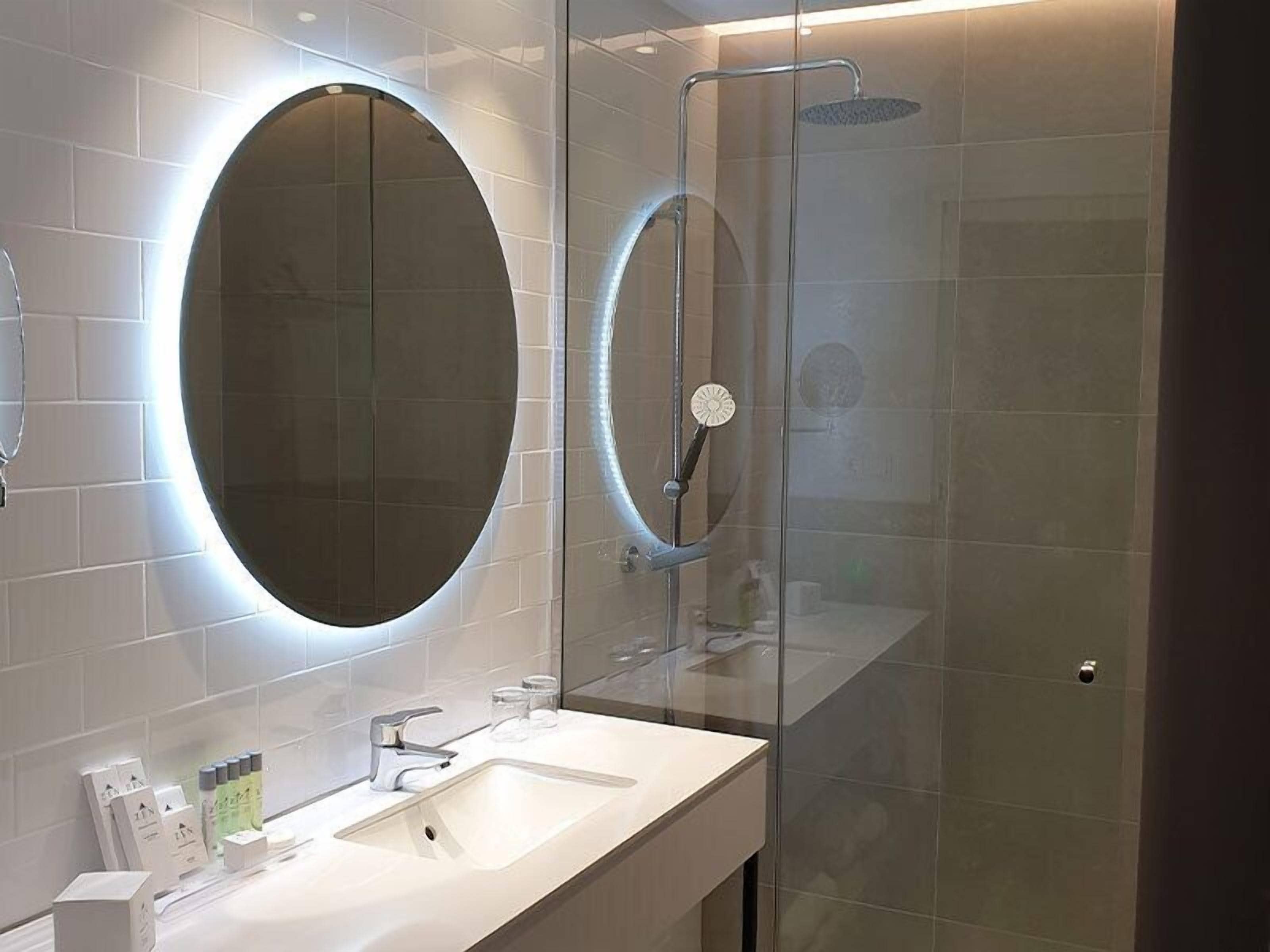 Eenvoudige kamer | Badkamer | Een haardroger, een bidet, handdoeken