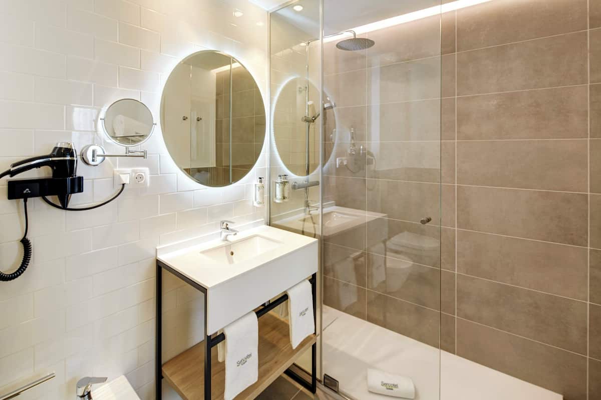 Cubrecamas, minibar y caja de seguridad en la habitación
