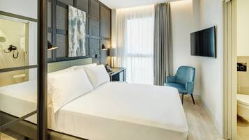 Eenvoudige kamer | Donzen dekbedden, een minibar, een kluis op de kamer