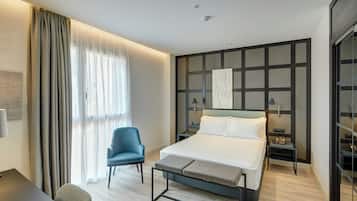 Cubrecamas, minibar, caja de seguridad en la habitación y escritorio