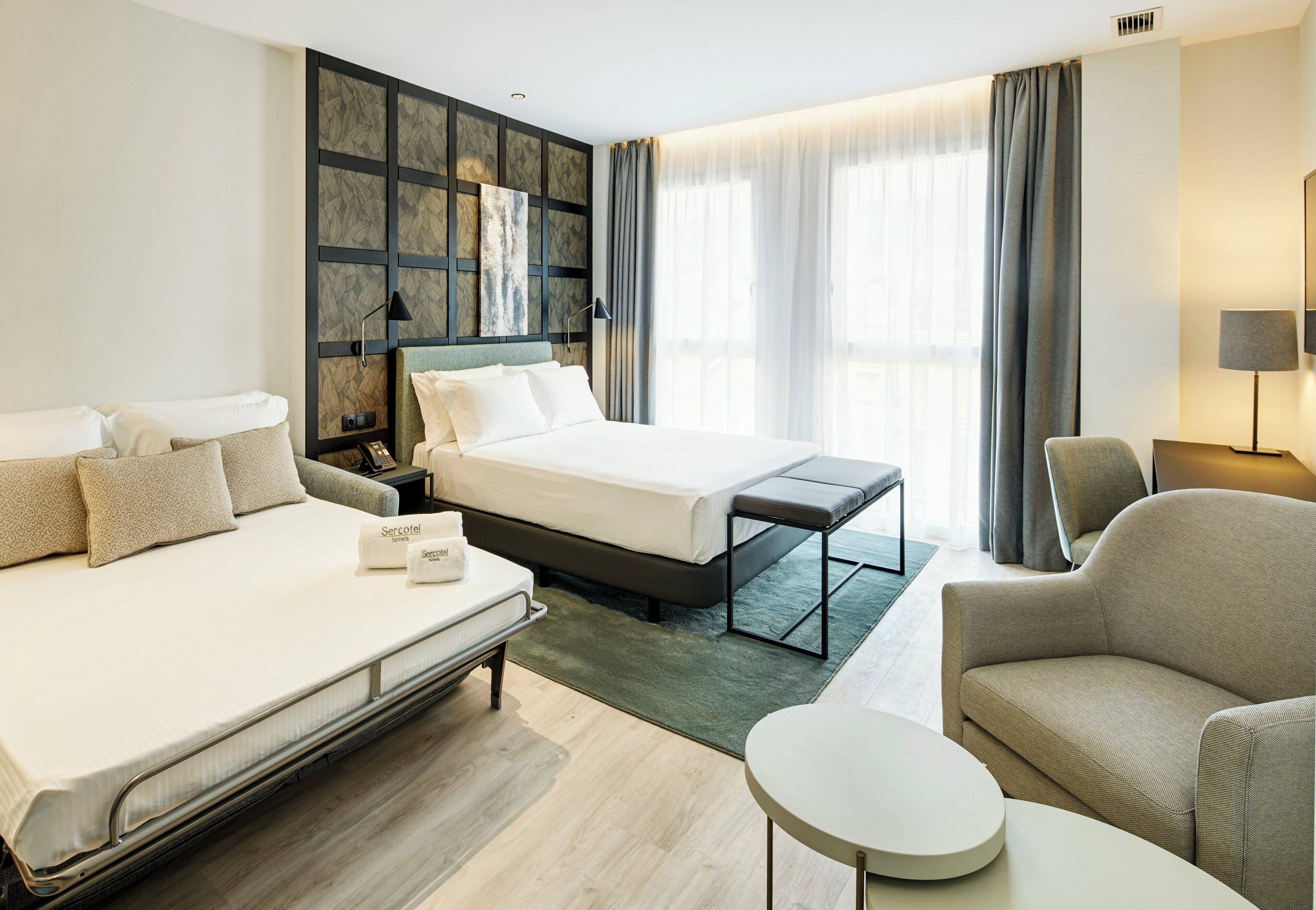 Selimut bulu angsa, minibar, brankas, dan didekorasi berbeda-beda
