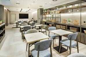 Bữa sáng buffet hàng ngày với phụ phí nhỏ 