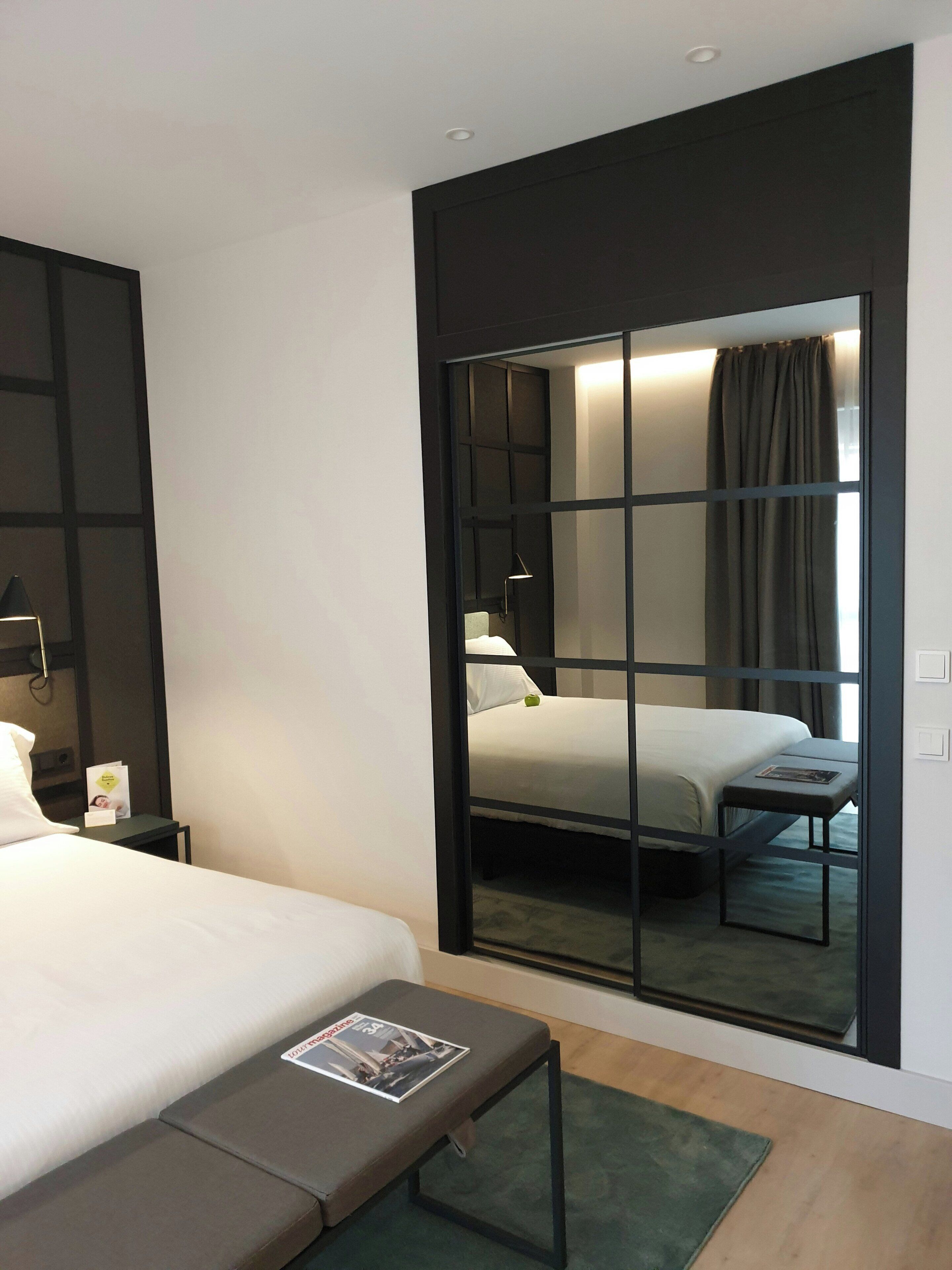 Cubrecamas, minibar y caja de seguridad en la habitación 