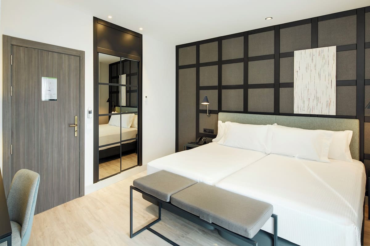 Cubrecamas, minibar y caja de seguridad en la habitación