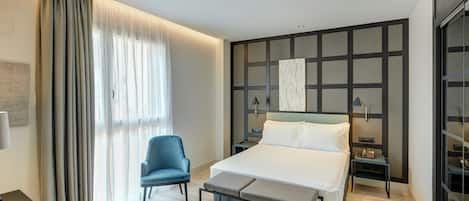Edredón, minibar y caja de seguridad en la habitación