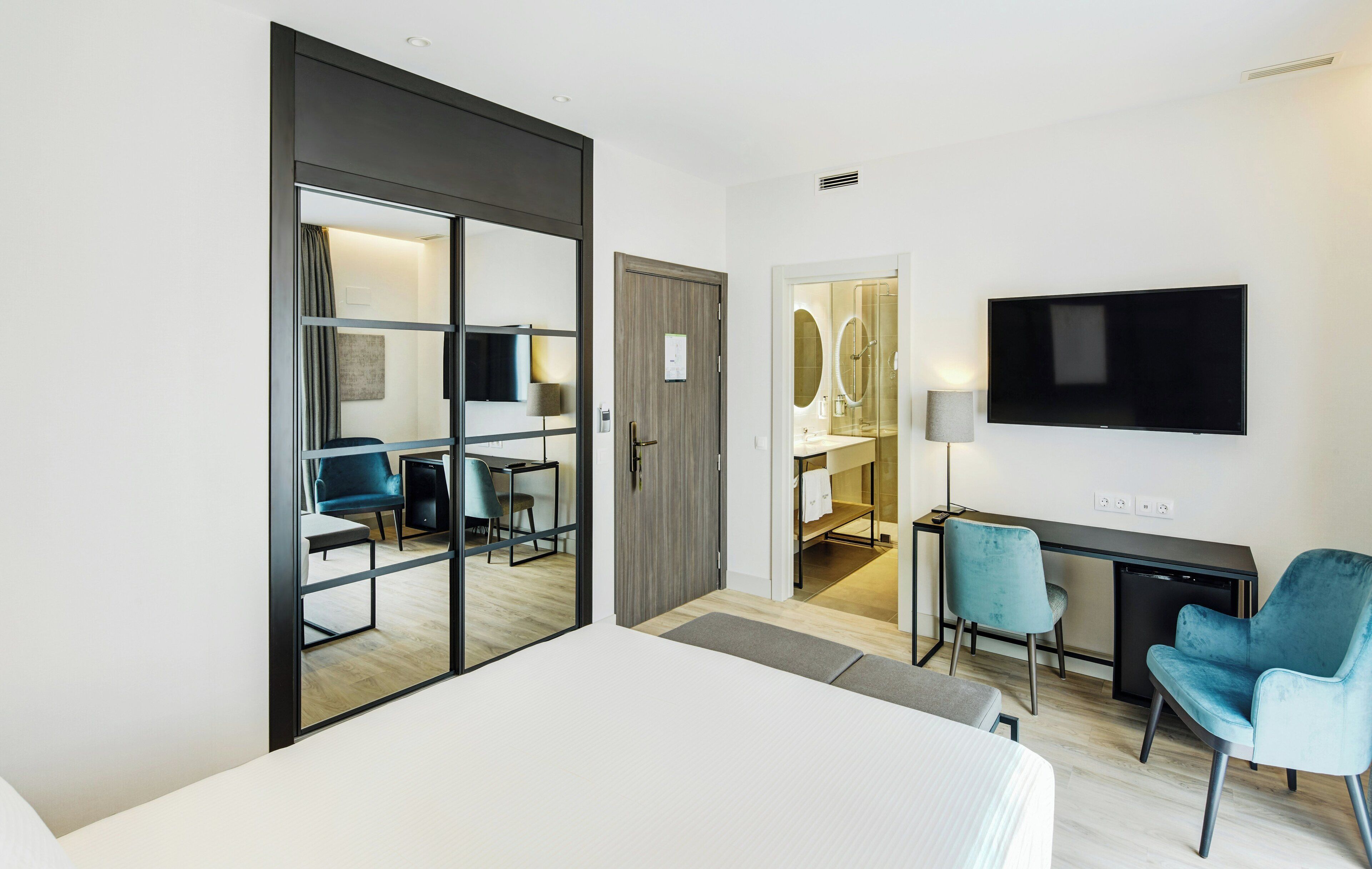 Cobrellits, minibar, caixa forta a l'habitació i decoració individual 