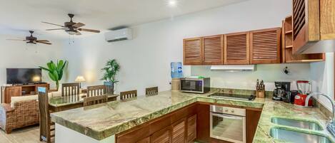 Refrigerador, microondas, horno, placa de cocina