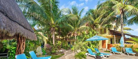 Alberca al aire libre y alberca climatizada