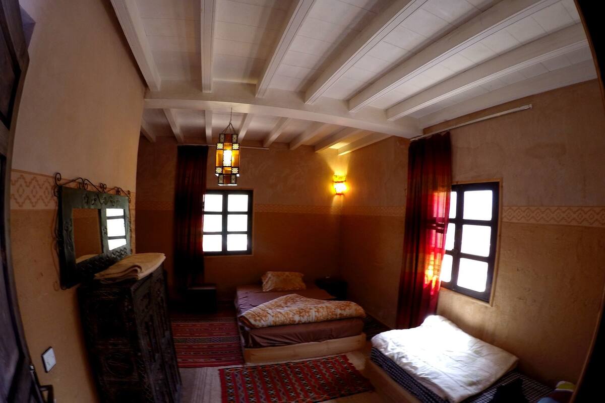 Basic Double Room | Ruang kerja komputer riba, langsir/tirai gelap terus 