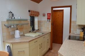 Cottage, 2 Bedrooms | Private kitchen | Fridge, microwave, oven, stovetop - Shipload Cottage (Bideford)