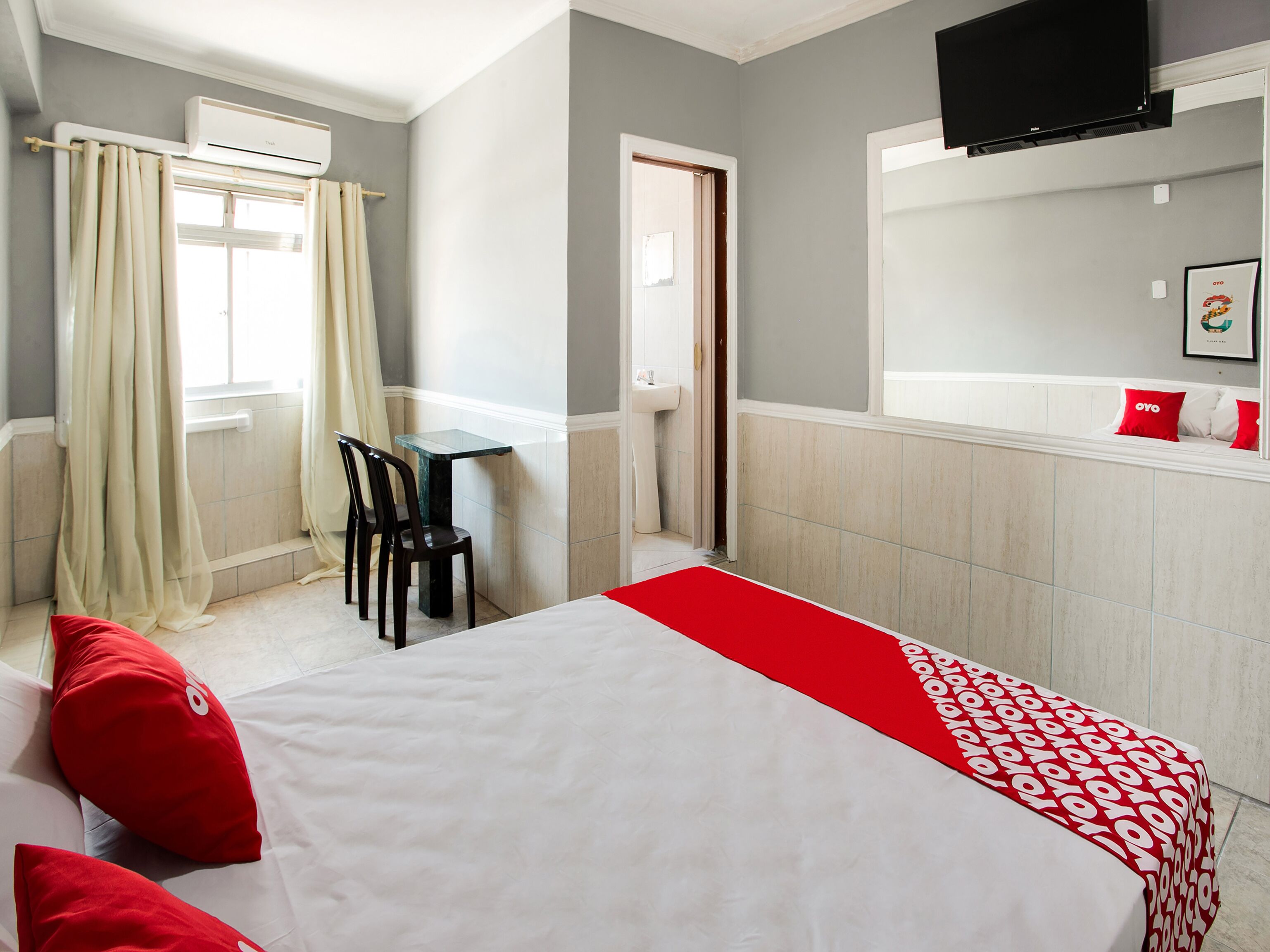 Soundproofing, free WiFi, bed sheets