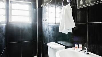 Værelse til 4 personer (1 Double bed + 2 Single beds) | Badeværelse | Bruser, håndklæder, Sæbe, Shampoo