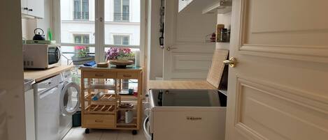 Kühlschrank, Mikrowelle, Ofen, Herdplatte