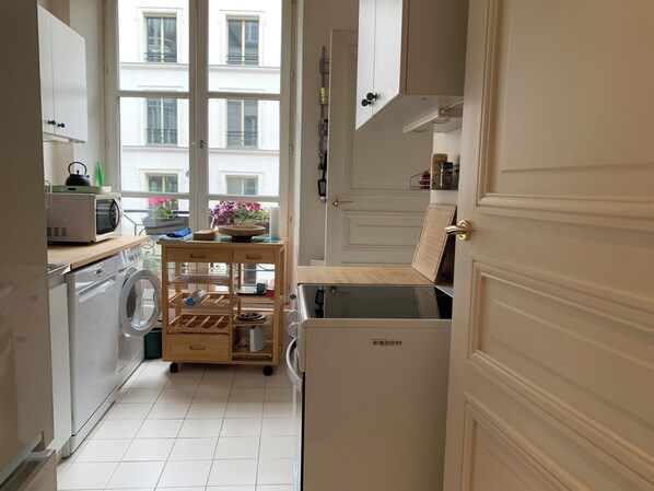 Kjøleskap, mikrobølgeovn, ovn og kokeplater