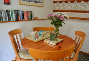Cottage | In-room dining - Windbury Cottage (Bideford)
