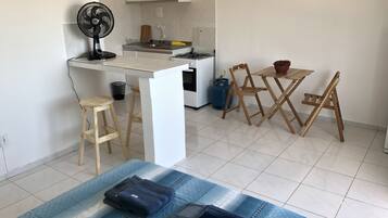 Apartamento clássico | Wi-Fi de cortesia, roupa de cama