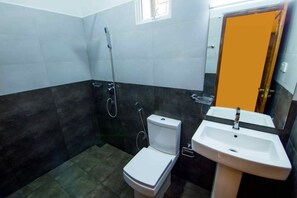 Shower, rainfall showerhead, free toiletries, bidet