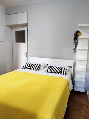 2 bedrooms, in-room safe, desk, iron/ironing board