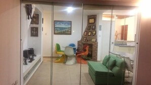 42-inch LED TV with cable channels, TV, Netflix - Berlin (Tacna)