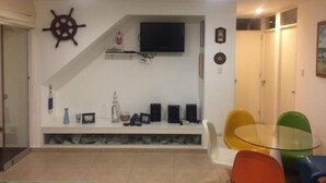 Basic Apartment | Living area | 42-inch LED TV with cable channels, TV, Netflix - Berlin (Tacna)