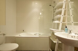 Departamento | Baño | Tina con regadera, secadora de cabello, toallas, shampoo 