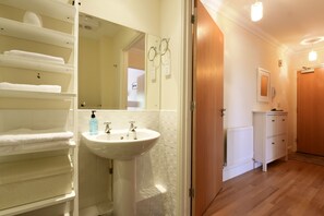 Apartment | Bathroom | Combined shower/tub, hair dryer, towels, shampoo - Nunnery Fields (Canterbury)