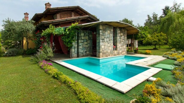 A stone house with a swimming pool, surrounded by a well-maintained garden. - B&B La Colombera (Lessona)