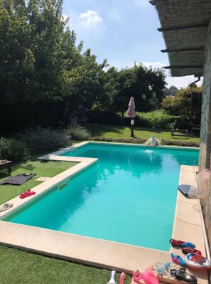 حمّام سباحة خارجي موسمي، مظلات على حمّام السباحة، مقاعد للتشمس