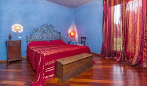 Escritorio, wifi gratis y ropa de cama 