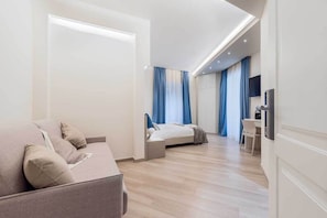 Habitación doble Deluxe, 1 cama Queen size y sofá cama | Minibar, caja de seguridad en la habitación y escritorio 
