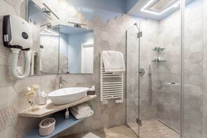 Bidet, serviettes fournies, savon, papier toilette