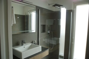 Apartment, Non Smoking, Tower (Magnolia) | Bathroom shower