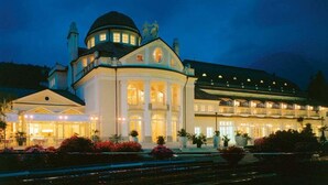 A large, historic hotel with a prominent dome and multiple balconies. - Residence Villa Hedy (Merano)