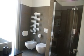 Apartamento (Maonia) | Banheiro | Chuveiro, chuveiro com efeito de chuva, secador de cabelo 
