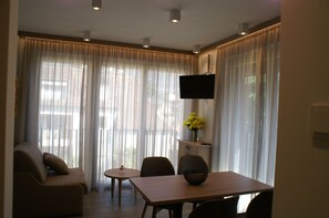 Leilighet, 1 soverom (Peonia) | Oppholdsrom | En 32-tommers TV med kabel-kanaler samt oppvarmet gulv