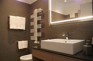 Appartamento, 1 camera da letto (Peonia) | Bagno | Doccia, soffione a pioggia, asciugacapelli, accappatoio