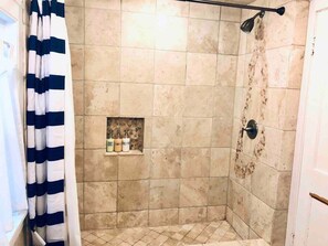 Douche, sèche-cheveux, serviettes fournies, savon