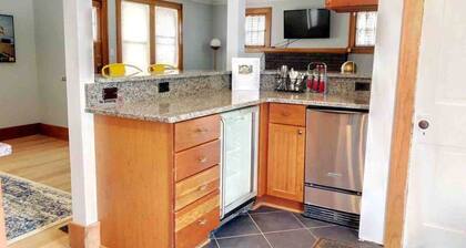 By The Big House - 3bd/1.5bth, 1 mile to dwntwn