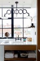 Habitación superior, 1 cama de matrimonio grande (Bigger Studio Room) | Baño | Ducha y cabezal de ducha tipo lluvia